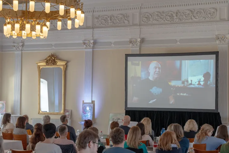 Publikum v sále sleduje film Esence na velkém plátně